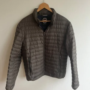 Colmar jacka - Säljer nu denna sjukt feta Colmar jacka perfekt inför hösten. Köpte inför förra hösten men är i väldigt fint skick fortfarande. Kan också passa M. Hör av dig vid frågor eller funderingar🙌