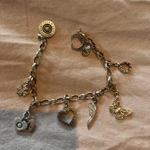 Thomas sabo armband - Fint Thomas sabo armband med massa berlocker på. Armbandet är värt cirka 2000 