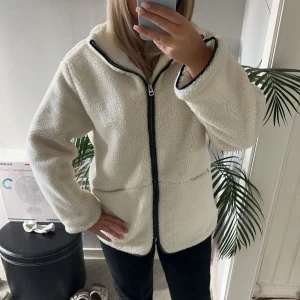 Teddyjacka - Säljer den Teddy jacka ifrån Nelly som är slutsåld i alla storlekar! Den är storlek XS men passar som en S med. Inga defekter finns på den. Köptes för 600, säljer för 450 kr 🥰skriv gärna för flera bilder 