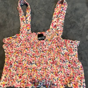 Färgglatt sommarlinne  - Fint croppat sommarlinne, säljer då den inte kommer till användning. ☀️🍉👙