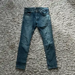 Säljer nu dessa slim jeans ifrån märket diesel! Roligt snygg färg och bra nu till höst/vinter🙌🏼 bra skick förutom hål i vänstra fickan, mitt pris: 299🤩 hör av vid ngra funderingar! 