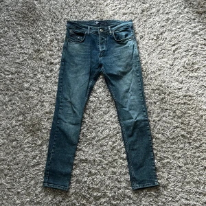 slim jeans  - Säljer nu dessa slim jeans ifrån märket diesel! Roligt snygg färg och bra nu till höst/vinter🙌🏼 bra skick förutom hål i vänstra fickan, mitt pris: 299🤩 hör av vid ngra funderingar! 