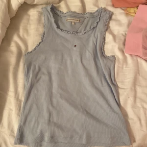 Tommy hilfiger ljus blå🏆🎀 - Fin typ aldrig använd. Är i storlek 152 det är ett linne som jag köpte för 250 men säljer för 120kr💎🌼😗
