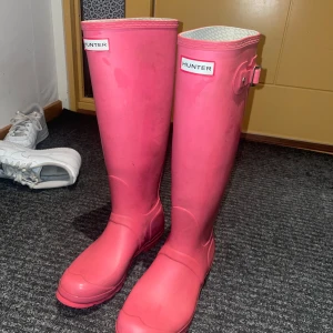 Rosa höga hunters - Lite märken på men tror att dem går att få bort om man skrubbar ordentligt