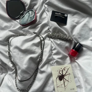 Mini spegel, nagelack, silver smycken Y2K - Allt för 45 kr halsband och nagelack är det ända som är tästat💕
