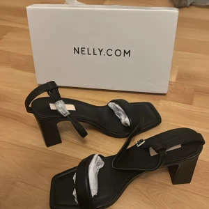 Klackskor - Svarta klackskor från Nelly  Aldrig använda endast testade Storlek 39