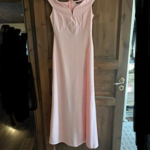 Balklänning  - Säljer min oanvända balklänning för 550kr. Färgen är mer rosa i verkligheten. Den är öppen längst ner. Köpt från Asos. Skriv till mig vid frågor 🥰