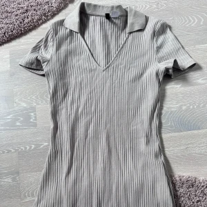 Klänning  - Riktigt bra skick, använd 1 gång. Sitter jättefint