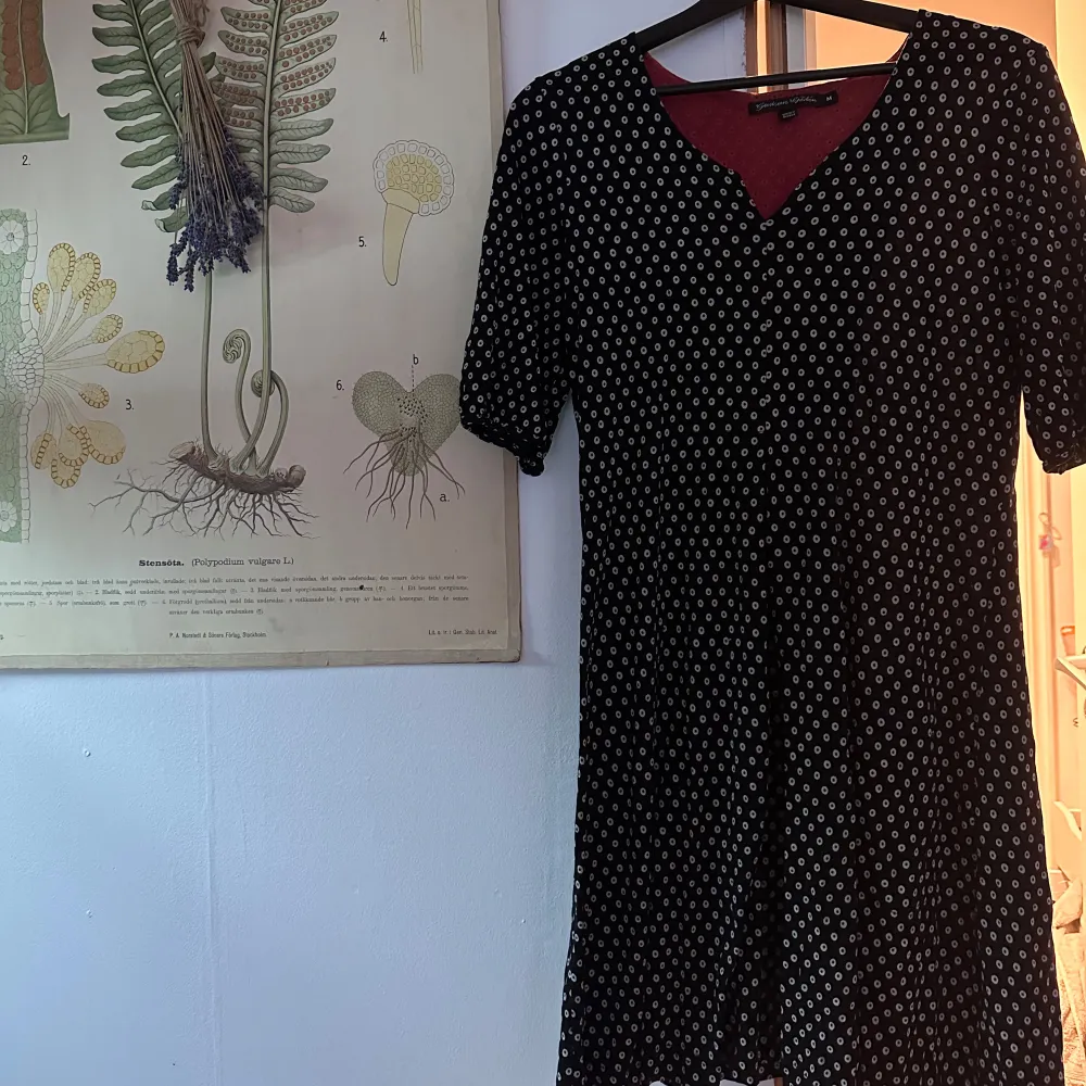 Super fin GUDRUN SJODEN Women's A-Line Dress V-Neck Polka Dot 100% Lyocell Black i storlek M passar även mig som är en S me än lite mer lös passform, sparsamt använd i fint skick Pris går att diskutera men säljs på andra sidor inom detta pris. . Klänningar.