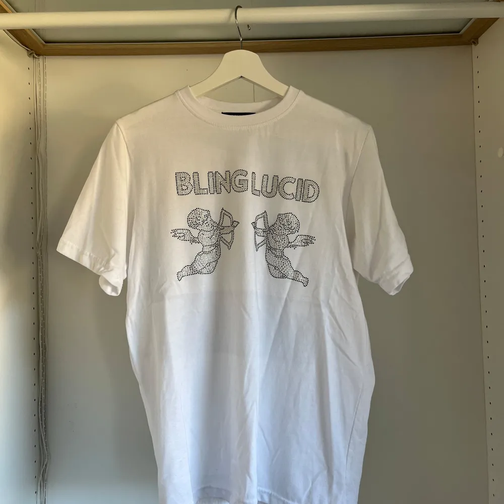 Säljer min Bling Lucid T-shirt. Använd fåtal gånger. Riktigt bra skick.. T-shirts.