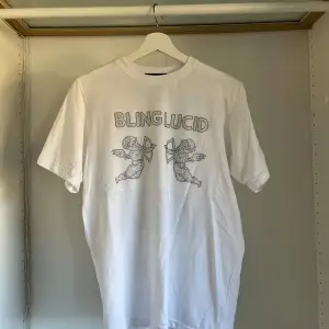 Säljer min Bling Lucid T-shirt. Använd fåtal gånger. Riktigt bra skick.