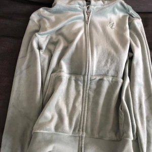 Juicy couture tröja - köpt från NK 2023 december, i bra skick! 💗💖