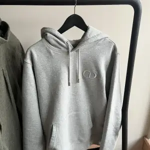 Säljer denna fräscha Dior hoodie som passar dig som har storlek S-M. Nyskick inga defekter finns! Nypris 12000!Tveka inte att ställa en fråga.