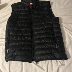 Tommy Hilfiger Väst - Använd ett litet tag men inga märken eller ser helt ny ut om man kollar på den. Nypris 1900 typ
