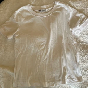 Zara T-shirt  - Vit T-shirt från zara i storlek M, knappt använd! Kan både posta och mötas upp och kan även skicka fler bilder om det önskas💖