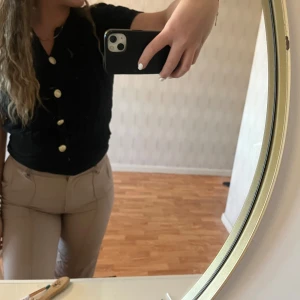 Kostymbyxor  - Fina kostymbyxor från Madlady. Är använda men inga tecken på skador eller att de är använda. Pris kan diskuteras.