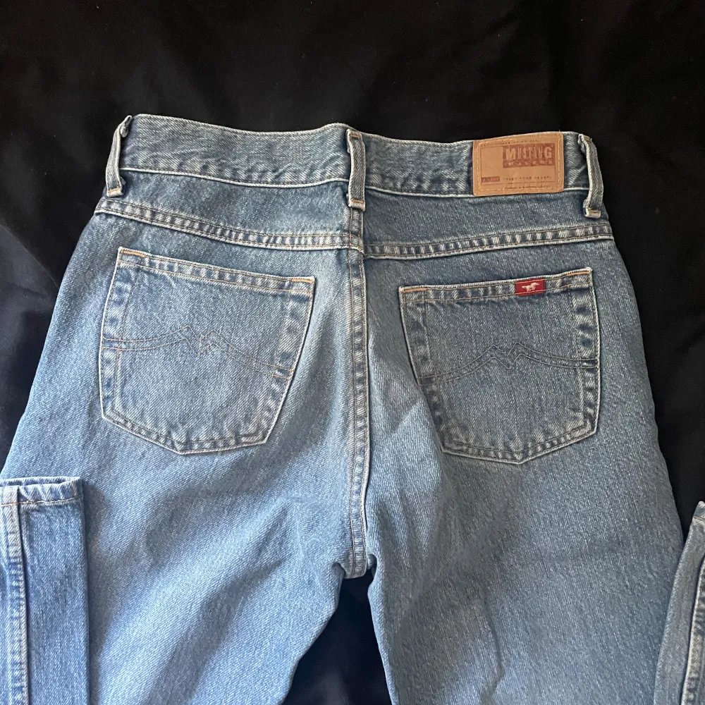 lågmidjade raka/bootcut jeans i ljusblå tvätt. stl 27x34, passar xs/s, långa. . Jeans & Byxor.