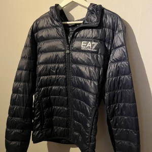 EA7 Armani jacka - tun mörkblå EA7 Armani jacka