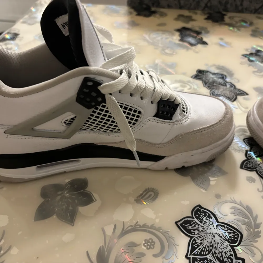 Hej säljer mina Jordan 4 Military black, jättebra skick med handen på hjärtat har jag bara använt de 6/7 gånger box ingår . Skor.