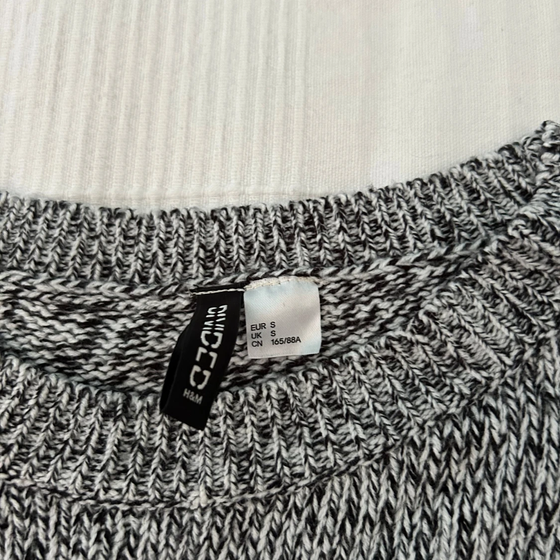 Svartvit stickad tröja från H&M - 90