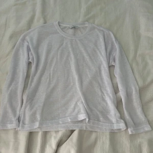 Vit långärmad tröja från Eight & Nine - Säljer en enkel och stilren vit långärmad tröja i tunnt material. Aldrig använd.