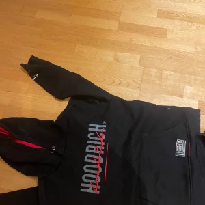 Hoodrich tracksuit - Svart och röd hoodrich tracksuit, 9/10 skick.