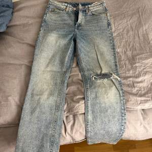 Blåa jeans som är använd ett par gånger men som är i väldigt god skick. Storleken är 34.