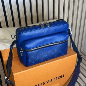 Louis Vuitton Outdoor Messenger Bag - Louis Vuitton Outdoor Messenger Bag🥶  Storlek: Unisex Skick: 9,5/10 Pris: 18900kr Frakt: Meetup (levereras dubbel-boxat)  (FYSISKT KVITTO, Box, Dustbag, LV påse) Tveka inte att höra av dig vid minsta frågan!