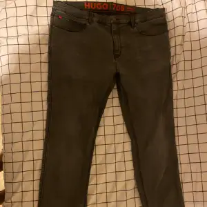 Hugo Boss Jeans i perfekt skick. Mörk Grå färg. Slim Fit. 