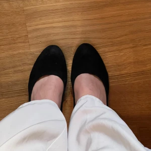 Klackskor - Ser ut som mocka. Men vet inte riktigt vad det är för material. Storlek 36. Använda ca 5 gånger.