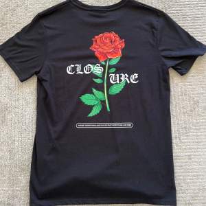 Closure london Tshirt med print   Helt nytt!! Oanvänd  Storlek: Medium (M)  Pris: 400kr