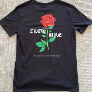 Closure london tshirt  - Closure london Tshirt med print   Helt nytt!! Oanvänd  Storlek: Medium (M)  Pris: 400kr
