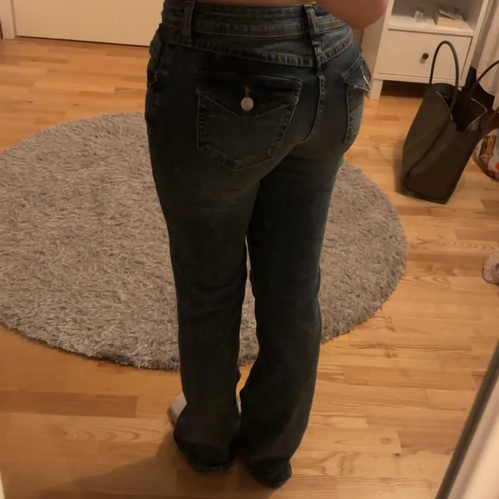 Super fina och sköna Jeans från HM. Nästan aldrig använda då dem är för långa för mig!💞 Passar perfekt för folk som letar efter jeans som har snygga fickor och lågmidjade💞. Jeans & Byxor.