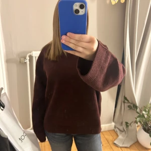 Vinröd stickad tröja - Jätte fin vinröd stickad tröja som bara använts en gång💕slutsåld på ginatricot hemsida i M
