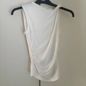 Topp med snurrad detalj - Superfin och skön topp från h&m i storlek xs. Dubbla lager och så gott som ny då den knappt är använd. Tyvärr för liten för mig