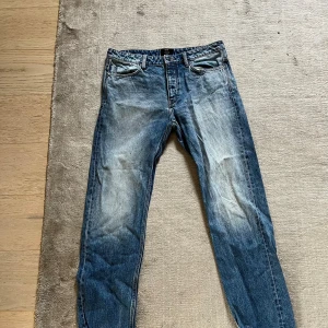 Blåa jeans - Säljer dessa snygga jeans från neuw i storlek 32