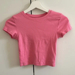 T-shirt - Säljer denna babyteen i strl XXS, men passar även XS. Använd enstaka gång, i nyskick. Tryck gärna på ”köp nu”.
