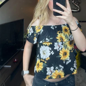 blommig offshoulder tröja - Söt blommig offshoulder tröja från Gina! 🫶🏻 Knappt använd   