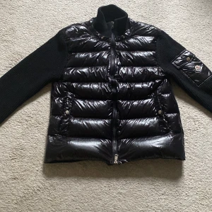 Moncler cardigan - Säljer min moncler cardigan i storlek L. Skick 9/10. Priset kan diskuteras vid snabb affär.