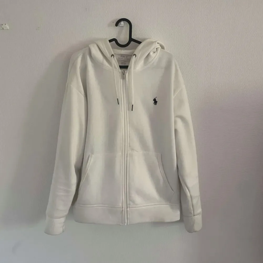 En otrolig fin Ralph Lauren Hoodie som är i väldigt bra skick. Nypris på denna är ungefär 2500. Skriv i Dm vid funderingar👏. Hoodies.