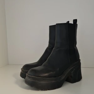 Guess vinterkängor  - Svarta vinterskor med liten klack Bra skick 