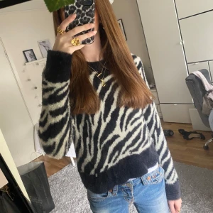 Stickad zebra tröja - Så fin och mysig hösttröja💕