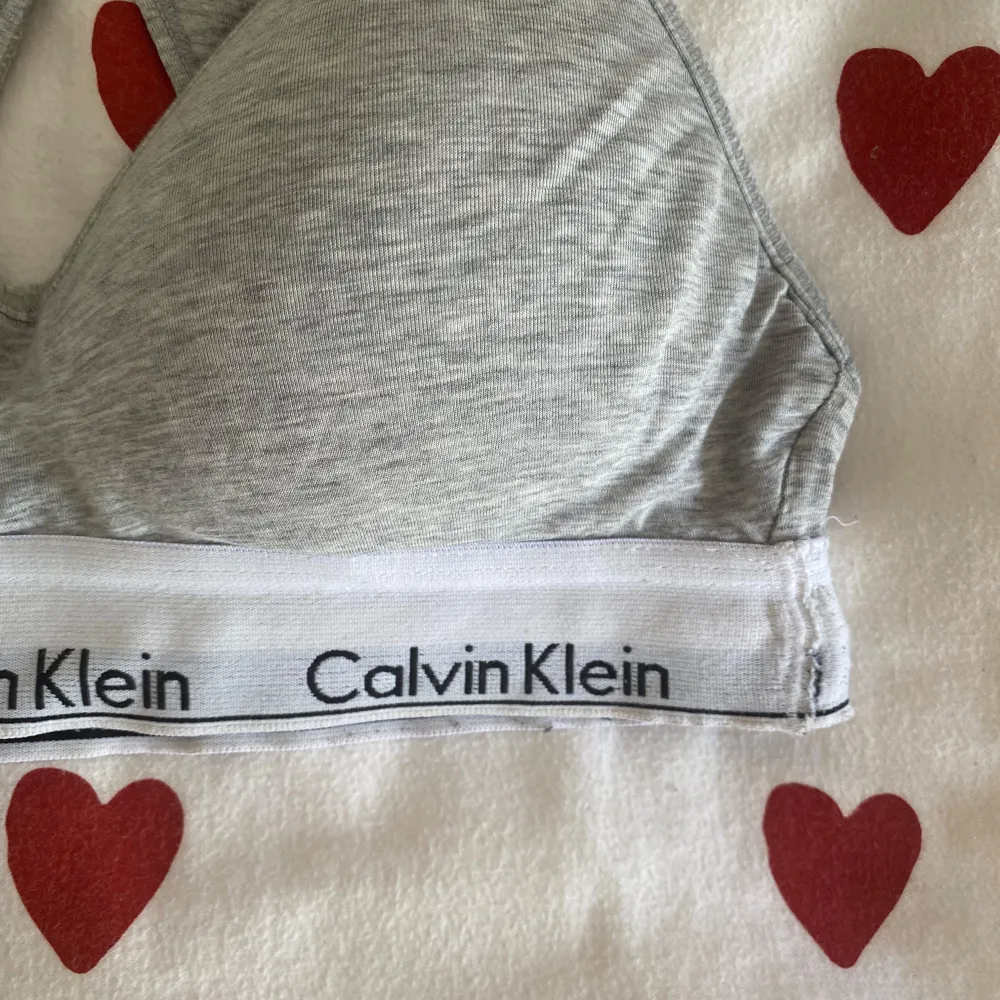 Säljer en Calvin Klein bh, som jag köpte på vinted men tyvärr var fel storlek. I använt men bra skick!  Inga lappar men passar nog S bäst 🤍. Accessoarer.