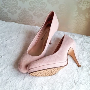 Tamaris pumps - Ljusrosa Tamaris pumps som är oanvända utomhus. Endast testats hemma. Se bild under klackarna.