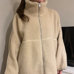 Teddy jacka  - Carin Wester jacka från Åhléns, köpt 2023. Använt 2 gånger och är som ny! Den kommer inte till användning i min garderob men väldigt mysig och varm, perfekt nu till höst/ vintern 😍🍁 köpte den för ca 800kr. 