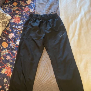 Nike dri fit  - Knappt använda, skit bra skick, denna modellen produceras ej längre så dene är basically vintage nu.