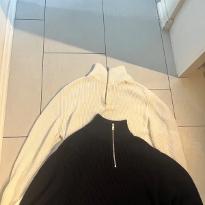 2 stycken Zara half zip/quarter zip - Två stycken halfzips/quarter 1/4 zip från zara. Den marinblåa är nästan som ny och den vita har en liten defekt men inget man lägger märke till. Kan mötas upp i Göteborg. Går att köpa separat, marinblåa för 200kr och vita för 150kr 