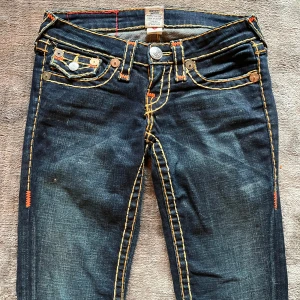 bootcut True religion  - As snygga jätte lowwaist  bootcut true religion jeans  som är svåra att få tag på  och som har gul och orange stitch, säljer för jag blivit för lång för de men dom har inga defekter 💕mått: innerbenslängd:80cm Midjemått rakt över :38cm
