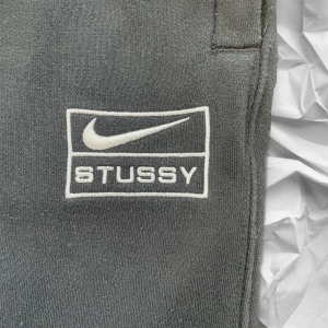 Nike x Stussy joggers - ✔️ÄKTA✔️ Nike x Stussy joggers i 9/10 skick precis som nya. Nypris runt 1900kr. Mer information, bilder och prisdiskussion i dm. ❗️väldigt bekväm och coola byxor❗️