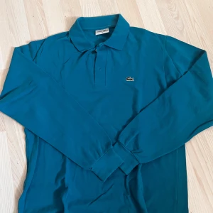 Tröja Lacoste  - En fin Lacoste tröja sparsamt använd storlek S men det är lös passform så det passar även M.